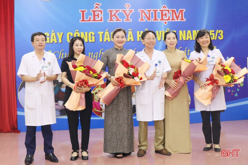 Trao 56 suất quà cho bệnh nhân nghèo nhân kỷ niệm Ngày Công tác xã hội