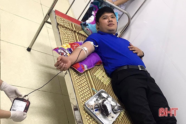 2 cán bộ, đoàn viên thanh niên ở TX Hồng Lĩnh kịp thời hiến máu cứu người