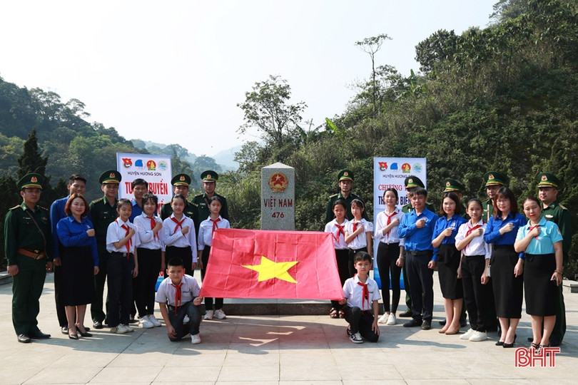 Thiêng liêng lễ “Chào cờ tháng ba biên giới” ở cột mốc 476