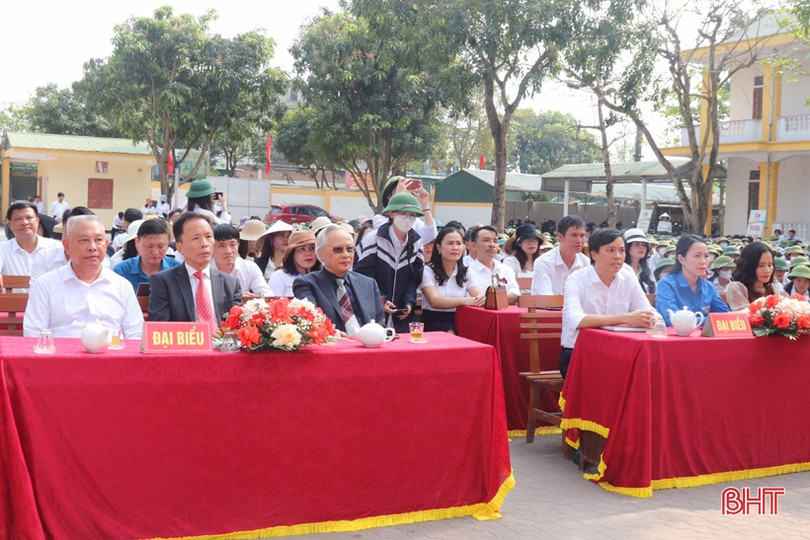 Chia sẻ về hướng nghiệp, thực hiện ước mơ cho học sinh ở Cẩm Xuyên