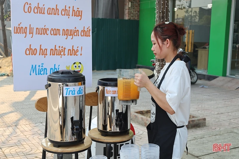 Mát lòng từ những bình nước miễn phí bên hè phố Hà Tĩnh