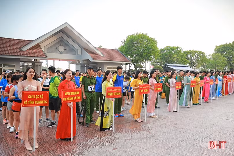 Sôi nổi giải chạy việt dã - vũ trang của Công an Hà Tĩnh