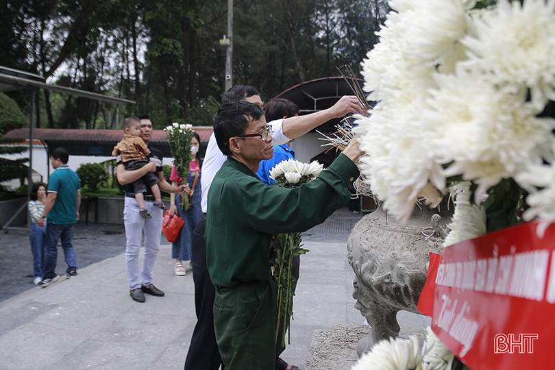 Gần 5.000 du khách dâng hương tại Ngã ba Đồng Lộc dịp kỷ niệm 26/3