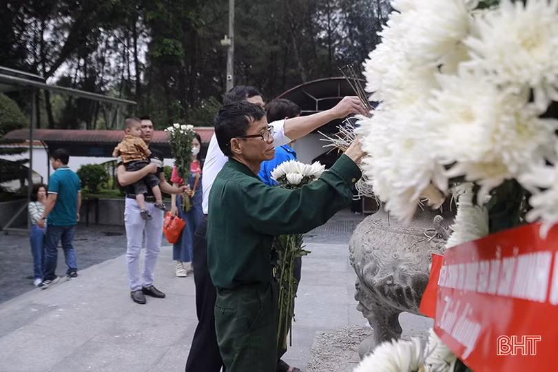 Gần 5.000 du khách dâng hương tại Ngã ba Đồng Lộc dịp kỷ niệm 26/3