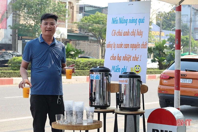 Mát lòng từ những bình nước miễn phí bên hè phố Hà Tĩnh