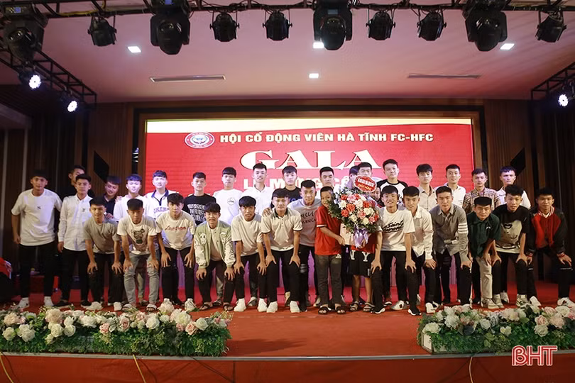 Hội Cổ động viên mừng U17 Hồng Lĩnh Hà Tĩnh giành á quân quốc gia