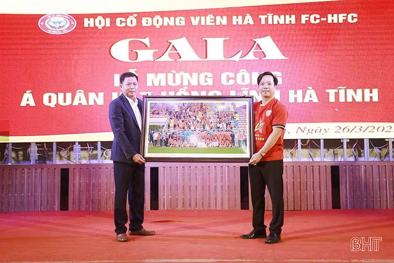 Hội Cổ động viên mừng U17 Hồng Lĩnh Hà Tĩnh giành á quân quốc gia