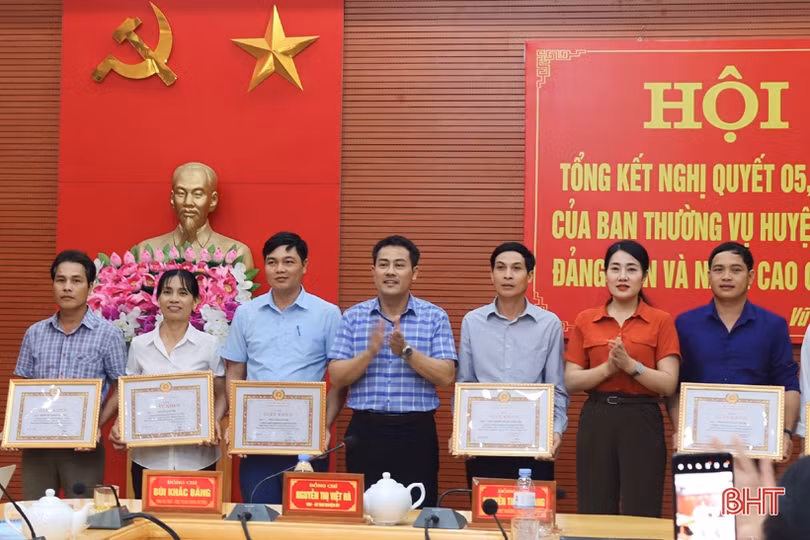 Phát huy vai trò của người đứng đầu trong công tác phát triển đảng viên, nâng cao chất lượng sinh hoạt chi bộ