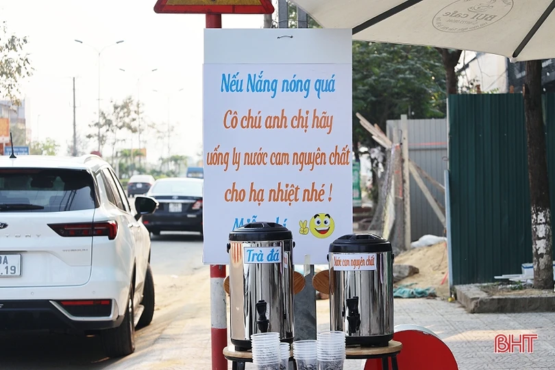 Mát lòng từ những bình nước miễn phí bên hè phố Hà Tĩnh