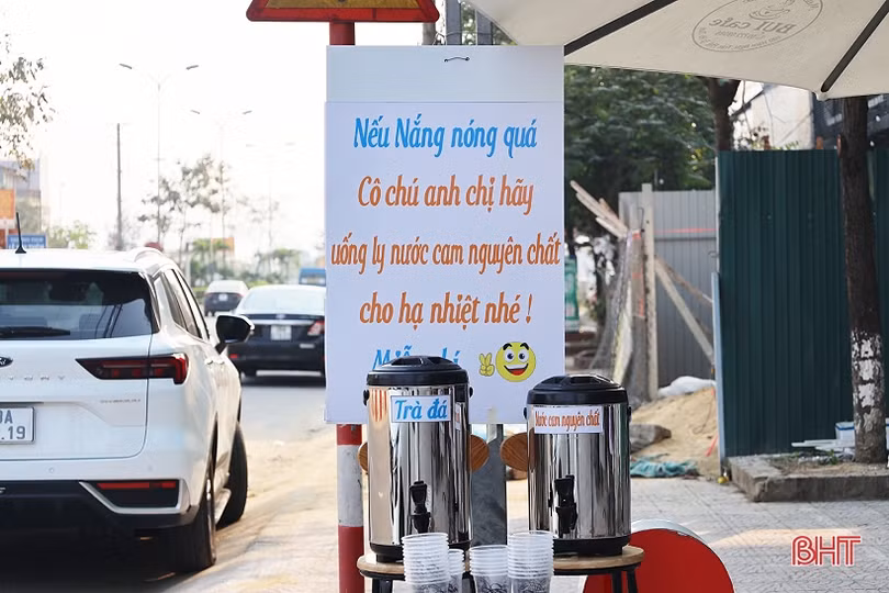 Mát lòng từ những bình nước miễn phí bên hè phố Hà Tĩnh