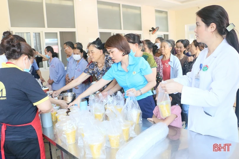 Trao 56 suất quà cho bệnh nhân nghèo nhân kỷ niệm Ngày Công tác xã hội