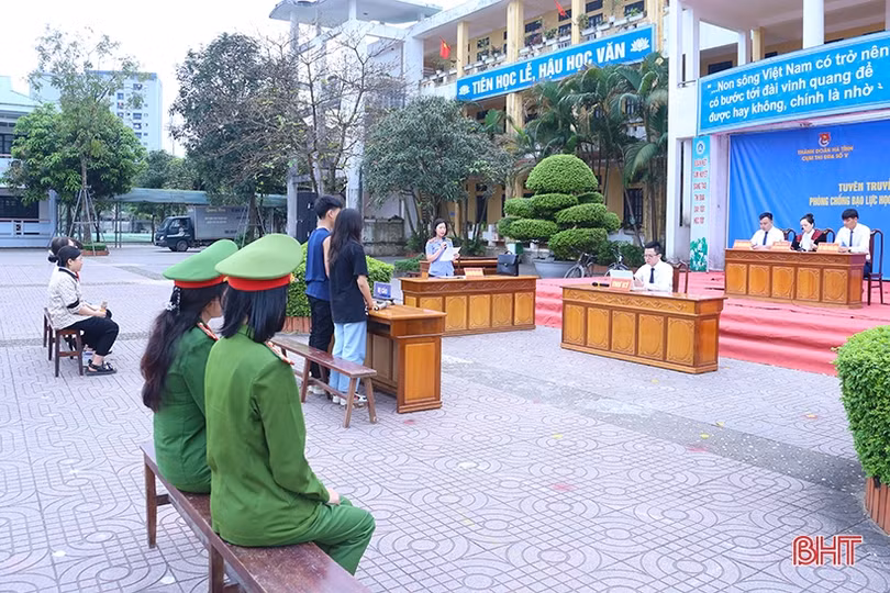 Gần 1.000 học sinh TP Hà Tĩnh được phổ biến pháp luật qua phiên tòa giả định