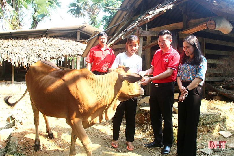 Trao 100 triệu đồng hỗ trợ 10 hội viên phụ nữ xã vùng biên Hà Tĩnh vay vốn