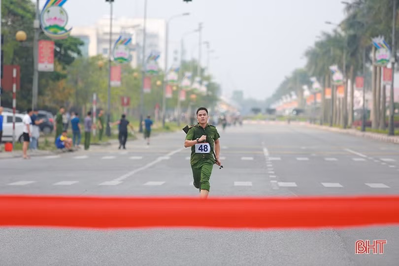 Sôi nổi giải chạy việt dã - vũ trang của Công an Hà Tĩnh