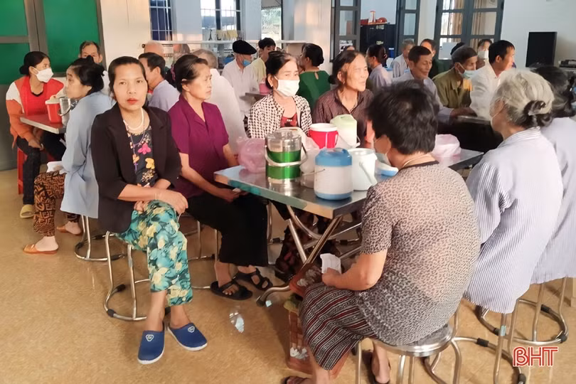 Hơn 300 suất cháo đến với bệnh nhân nghèo ở Vũ Quang