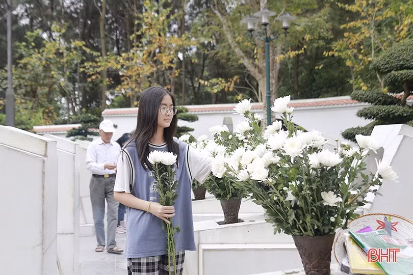 Gần 5.000 du khách dâng hương tại Ngã ba Đồng Lộc dịp kỷ niệm 26/3