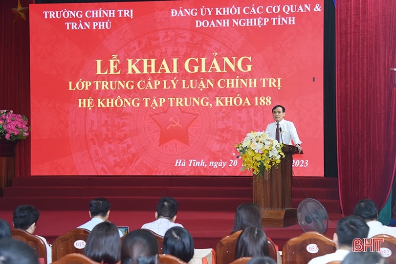 Bồi dưỡng trung cấp lý luận chính trị cho 72 cán bộ, công chức, viên chức