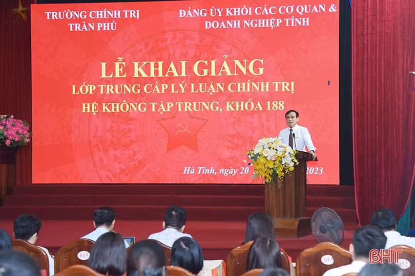 Bồi dưỡng trung cấp lý luận chính trị cho 72 cán bộ, công chức, viên chức