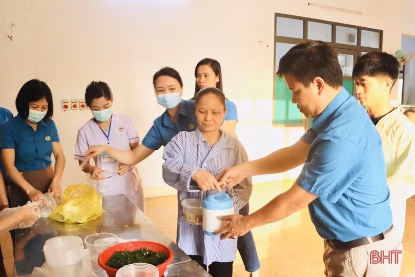 Hơn 300 suất cháo đến với bệnh nhân nghèo ở Vũ Quang