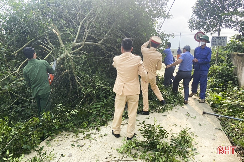 Ra quân giải tỏa hành lang an toàn giao thông đường sắt ở Đức Thọ