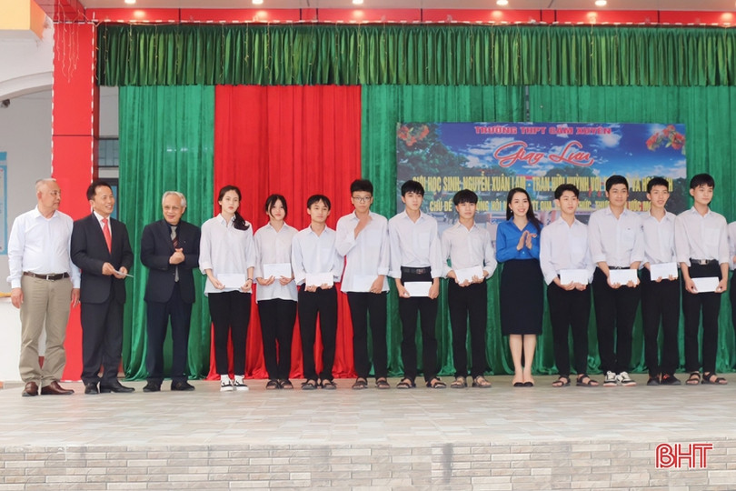 Chia sẻ về hướng nghiệp, thực hiện ước mơ cho học sinh ở Cẩm Xuyên