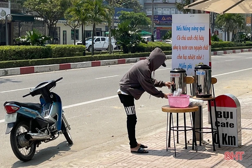 Mát lòng từ những bình nước miễn phí bên hè phố Hà Tĩnh