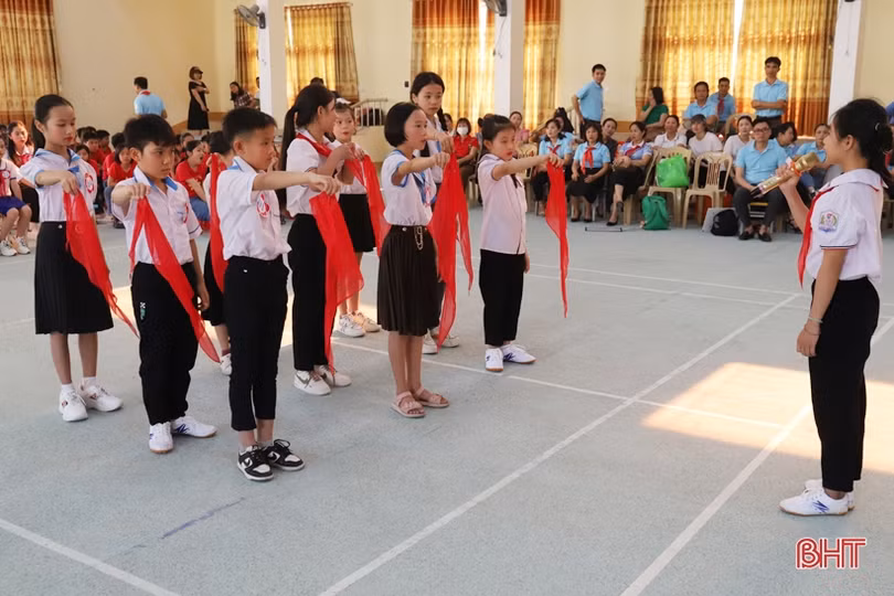 Học sinh Trường Tiểu học thị trấn Phố Châu nhất Liên hoan Chỉ huy đội giỏi huyện Hương Sơn