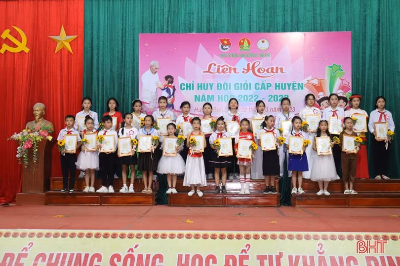 Học sinh Trường Tiểu học thị trấn Phố Châu nhất Liên hoan Chỉ huy đội giỏi huyện Hương Sơn