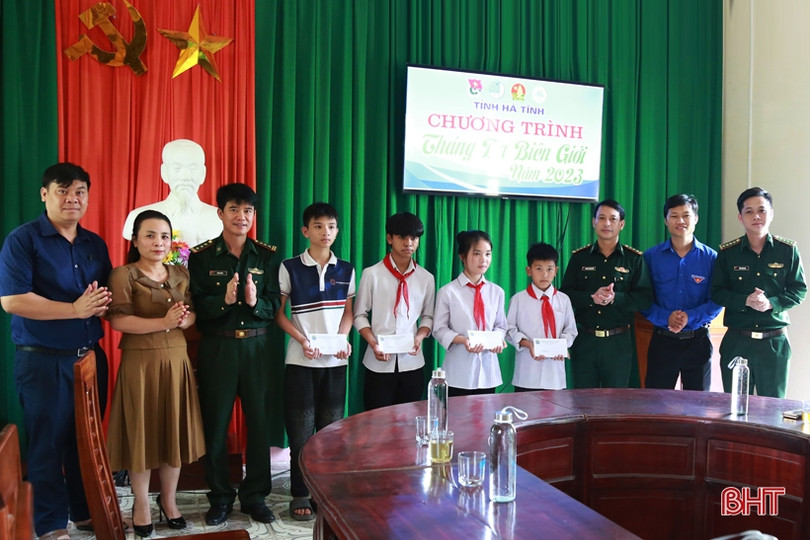 Thiêng liêng lễ “Chào cờ tháng ba biên giới” ở cột mốc 476