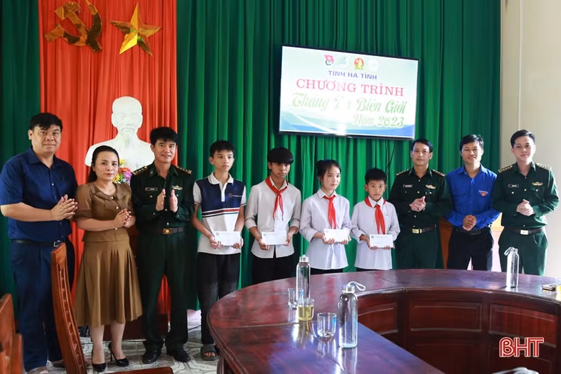 Thiêng liêng lễ “Chào cờ tháng ba biên giới” ở cột mốc 476