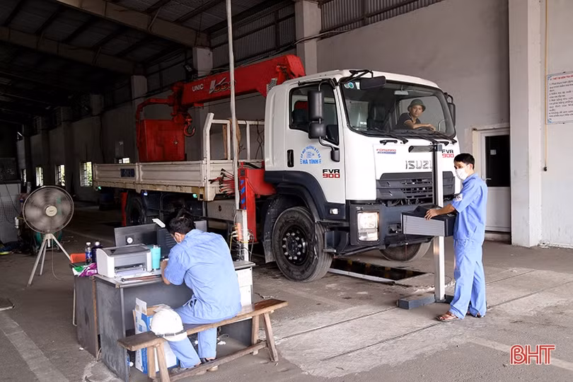 Người dân Hà Tĩnh phấn khởi khi miễn đăng kiểm xe mới, kéo dài chu kỳ với xe cũ