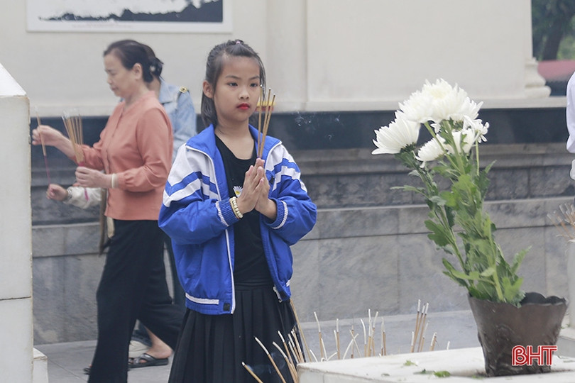 Gần 5.000 du khách dâng hương tại Ngã ba Đồng Lộc dịp kỷ niệm 26/3