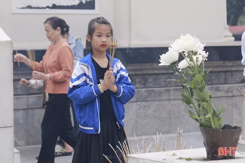 Gần 5.000 du khách dâng hương tại Ngã ba Đồng Lộc dịp kỷ niệm 26/3