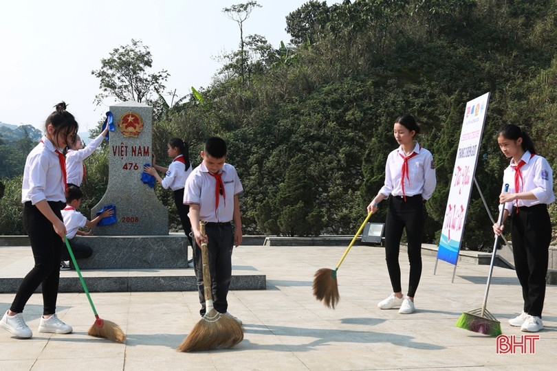 Thiêng liêng lễ “Chào cờ tháng ba biên giới” ở cột mốc 476