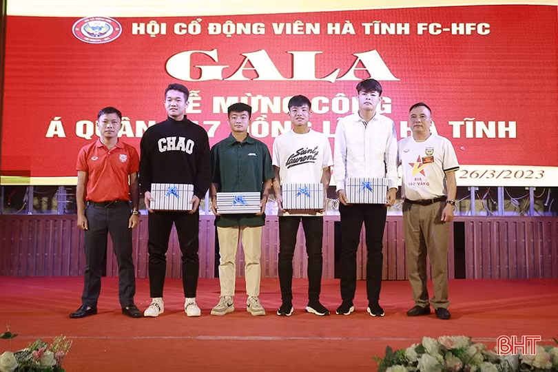 Hội Cổ động viên mừng U17 Hồng Lĩnh Hà Tĩnh giành á quân quốc gia