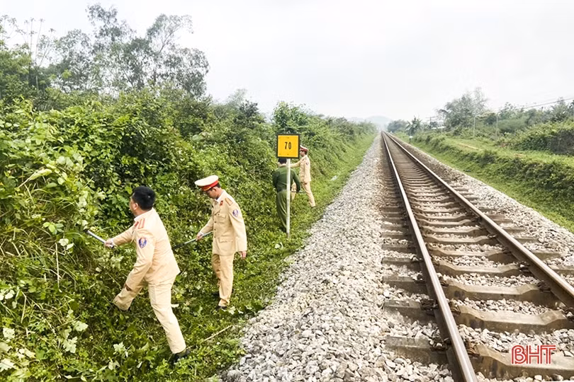 Ra quân giải tỏa hành lang an toàn giao thông đường sắt ở Đức Thọ