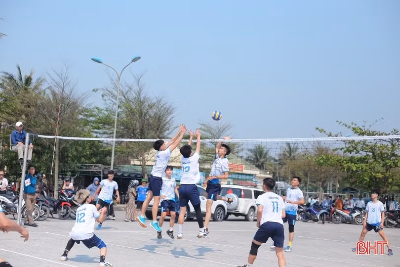 Khởi tranh Giải Bóng chuyền nam huyện Nghi Xuân