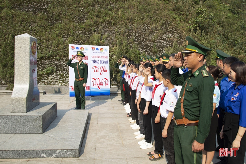 Thiêng liêng lễ “Chào cờ tháng ba biên giới” ở cột mốc 476