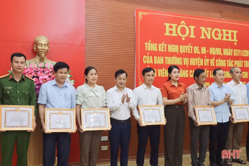 Phát huy vai trò của người đứng đầu trong công tác phát triển đảng viên, nâng cao chất lượng sinh hoạt chi bộ