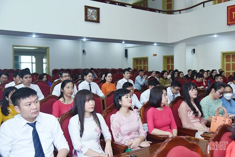 Bồi dưỡng trung cấp lý luận chính trị cho 72 cán bộ, công chức, viên chức