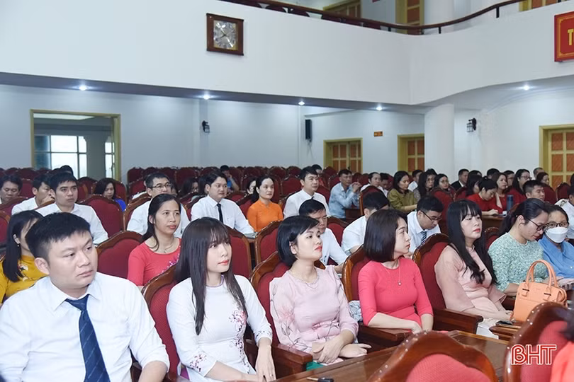 Bồi dưỡng trung cấp lý luận chính trị cho 72 cán bộ, công chức, viên chức