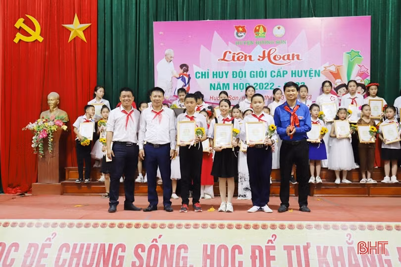 Học sinh Trường Tiểu học thị trấn Phố Châu nhất Liên hoan Chỉ huy đội giỏi huyện Hương Sơn