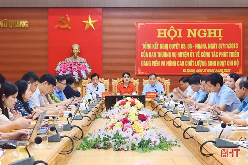 Phát huy vai trò của người đứng đầu trong công tác phát triển đảng viên, nâng cao chất lượng sinh hoạt chi bộ