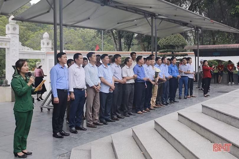 Gần 5.000 du khách dâng hương tại Ngã ba Đồng Lộc dịp kỷ niệm 26/3