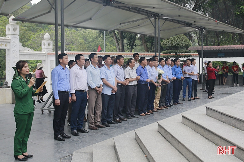 Gần 5.000 du khách dâng hương tại Ngã ba Đồng Lộc dịp kỷ niệm 26/3