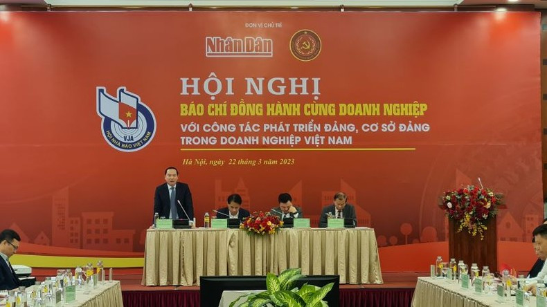 Báo chí đồng hành với doanh nghiệp trong công tác phát triển Đảng