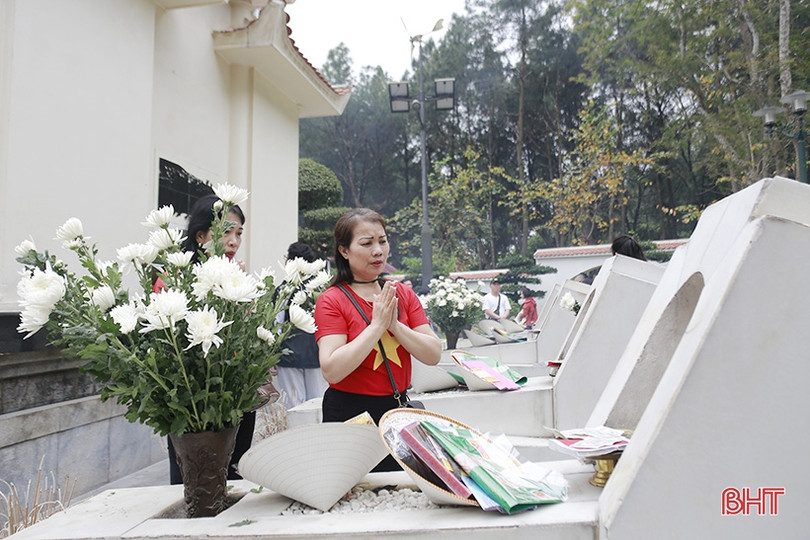 Gần 5.000 du khách dâng hương tại Ngã ba Đồng Lộc dịp kỷ niệm 26/3