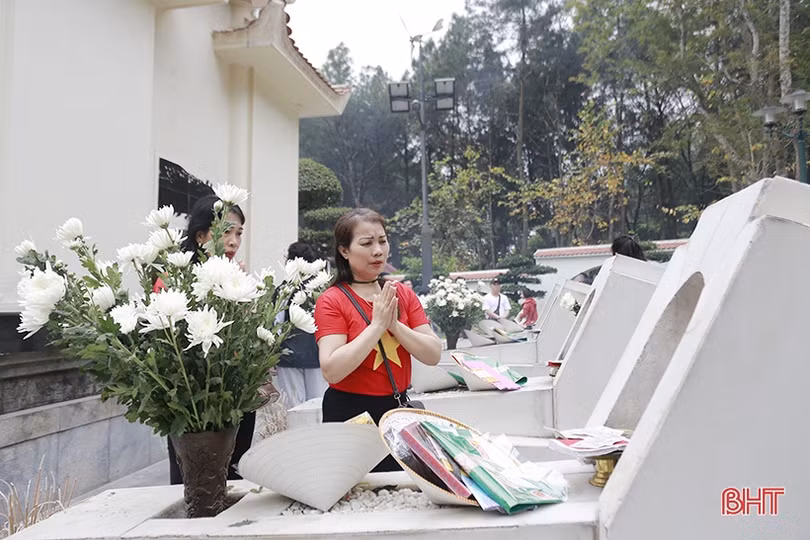 Gần 5.000 du khách dâng hương tại Ngã ba Đồng Lộc dịp kỷ niệm 26/3