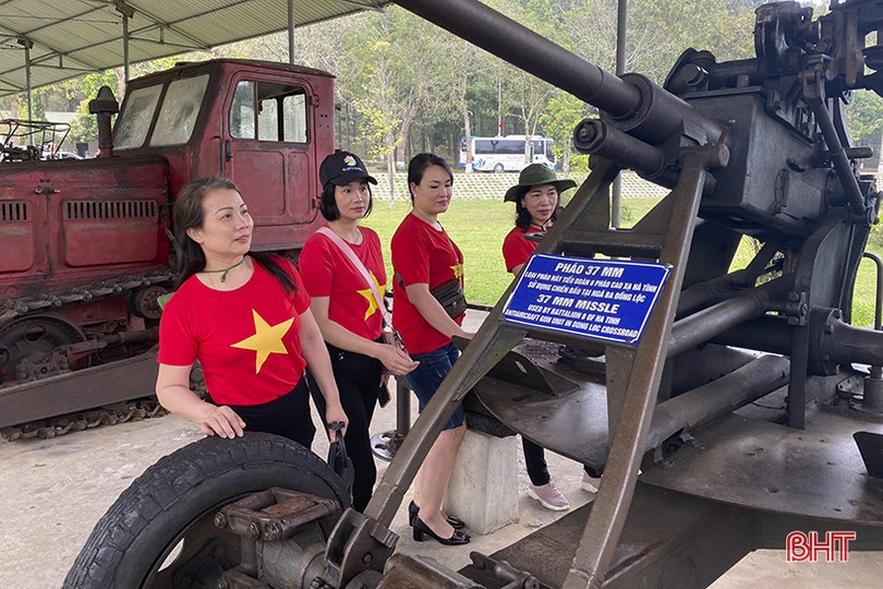 Gần 5.000 du khách dâng hương tại Ngã ba Đồng Lộc dịp kỷ niệm 26/3