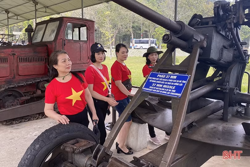 Gần 5.000 du khách dâng hương tại Ngã ba Đồng Lộc dịp kỷ niệm 26/3